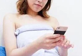 10-110324-01 Busy girl gives vacuum blowjob while messaging